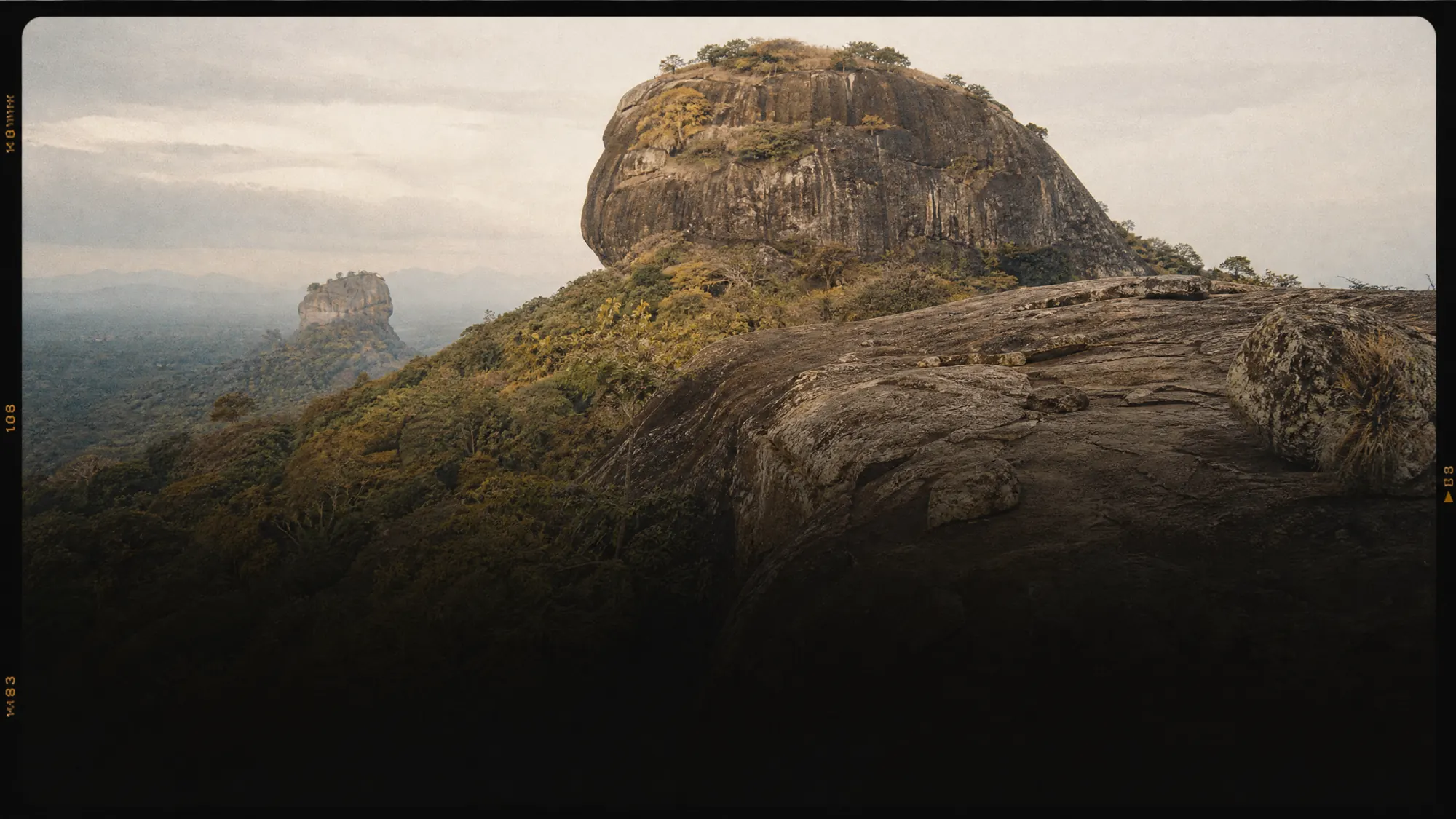 Wandern Sie auf einen 340 Meter hohen Gipfel mit klarer, unverbauter Aussicht auf Sigiriya. Der Weg dauert 30 bis 45 Minuten und beinhaltet eine steile Felsenkletterei.
